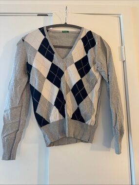 United Colors Of Benetton Gray V-Neck Argyle Sweater with Navy and Cream